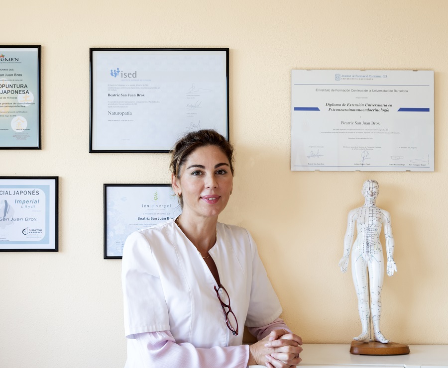 Terapeuta de salud integral Beatriz San Juan en consulta de Madrid con sus títulos en acupuntura, natruopatía, psiconeuroinmulogía y nutrición clínica